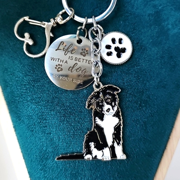 NEW! Enamel Border Collie "Life Is Better" Pawprint🐾 Keychain/Bag 🎒👜 Charm 🐕 - Picture 1 of 12